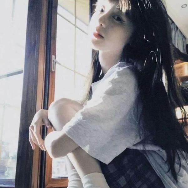 高墙、黑色与帅小伙